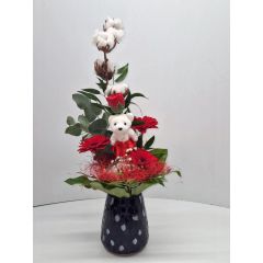 Arrangement kombiniert leuchtend rote Gerbera