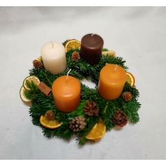 Adventkranz wird mit vier verschiedene Kerzen 