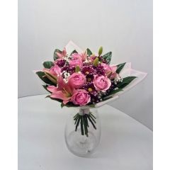 Eleganter Blumenstrauß mit rosa Rosen