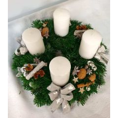 Mittlerer Adventkranz mit großen weißen Kerzen
