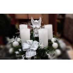 Weißer Adventkranz