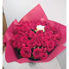 50 rote Rosen & eine weiße Rose