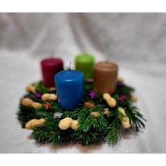 Verspielt dekorierter Adventkranz